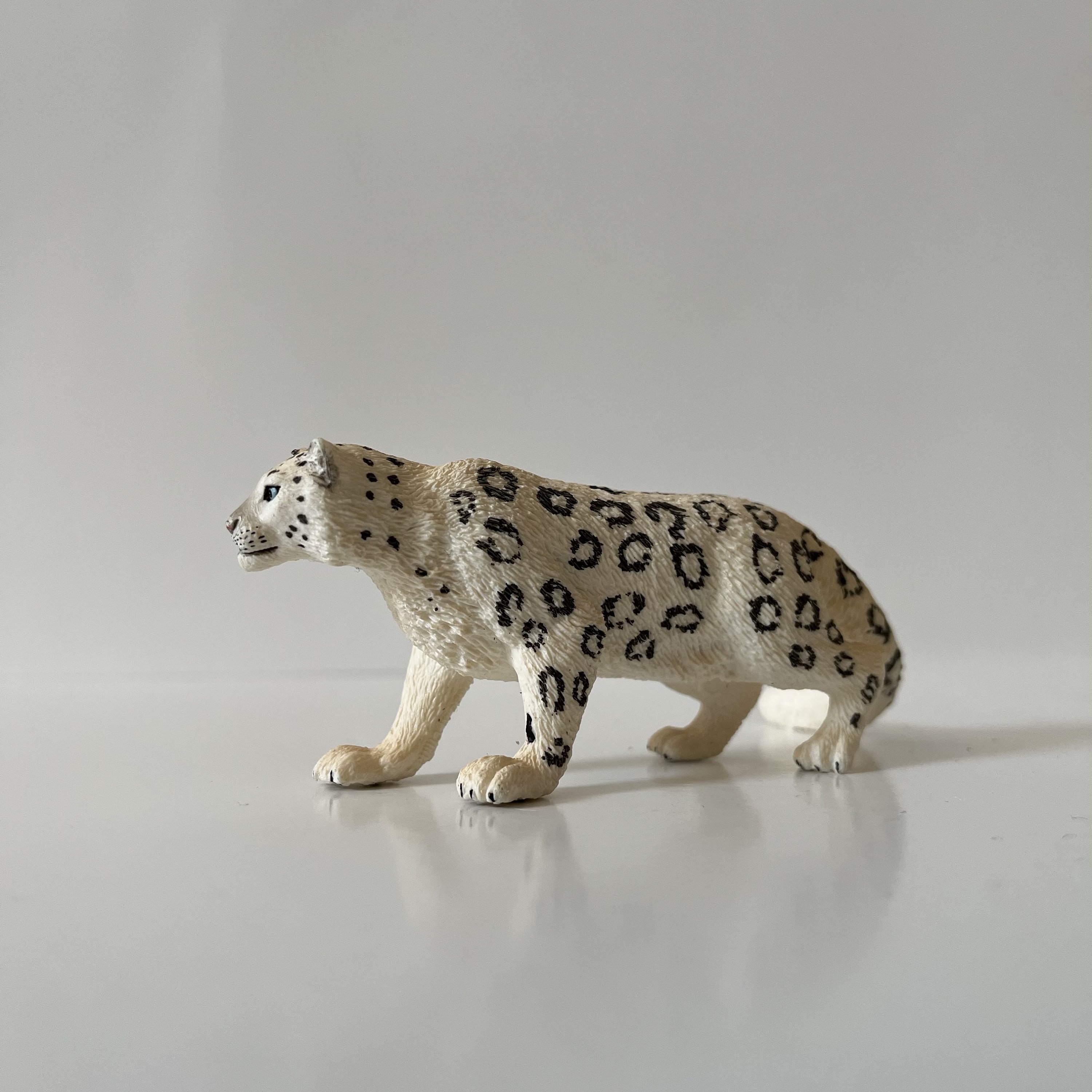 Schleich Snow Leopard Figurine Toy Plastic Rubber Animal Schleich Snow Leopard Figurine Toy Plastic Rubber Animal