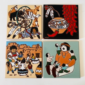 Puede incluir: Conjunto de cuatro posavasos de cerámica con arte nativo americano. El primer azulejo representa un atrapasueños con plumas, animales y una mujer nativa americana. El segundo azulejo muestra un fondo negro con un chile rojo y una olla tradicional nativa americana. El tercer azulejo muestra una aldea nativa americana con personas con ropa tradicional. El cuarto azulejo muestra una mujer nativa americana con niños con ropa tradicional.