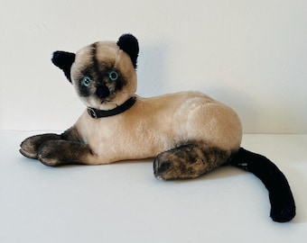 マイケル・ルーのポップアートの猫の絵画「ファジーと富士」を