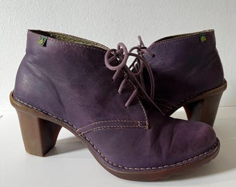 Botines de tacón alto El Naturalista Whimsigoth Shoes, color morado, con cordones, piel nobuk y suela de caucho natural. Fabricados en España. Talla 38 EU.