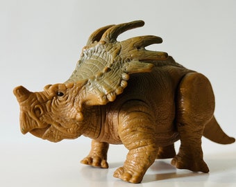 Dinosaurio de juguete de plástico de Eema, el Styracosaurus, de la película de dinosaurios de Disney del año 2000.