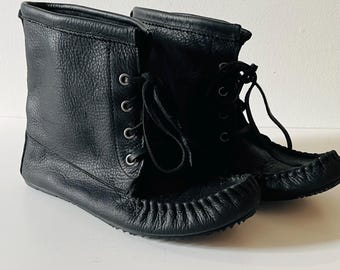 Mocasines Mukluks Kootenay de piel granulada negra, sin forro, con suela Vibram y diseño de tortuga. Talla 8 de mujer.