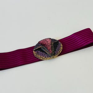 Cintura elastica espandibile vintage anni &#39;80 in pelle di serpente viola rosa con medaglione in resina, taglia media, realizzata in Germania