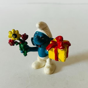 Vintage 1980&#39;s Schleich Gift Smurf - The Smurfs Smurf - 20040 Figurines  Collectible Smurf Figures