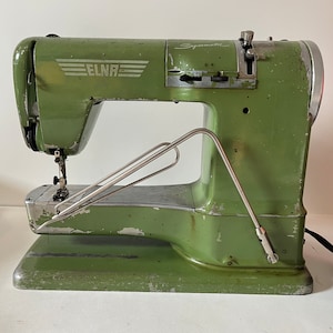 Máquina de coser ELNA Supermatic verde, modelo 50, suiza, antigua, con estuche. Fabricada en Suiza.