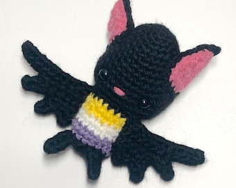 Amigurumi de chauve-souris de fierté non binaire au crochet fait main