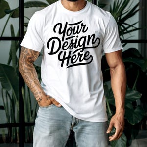 K&ouml;nnte beinhalten: Ein wei&szlig;es T-Shirt mit dem Text "Your Design Here" in Schwarz auf der Vorderseite.