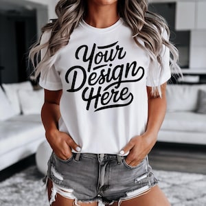 Peut inclure: T-shirt blanc avec le texte "Your Design Here" en &eacute;criture cursive noire.