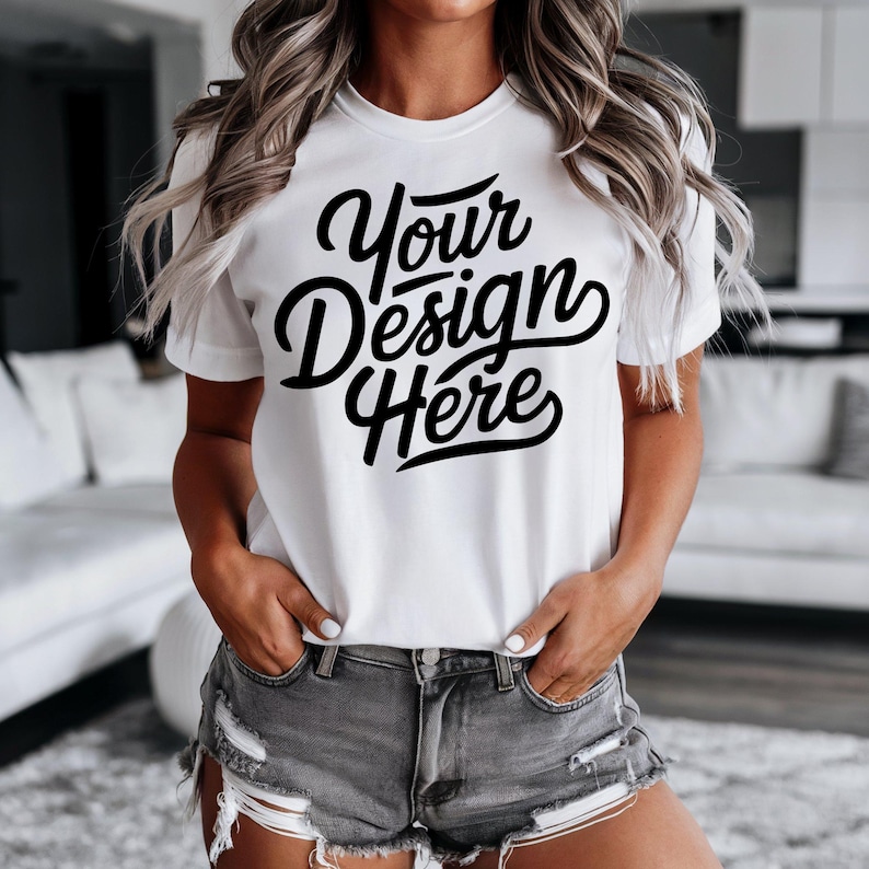 Peut inclure: T-shirt blanc avec le texte "Your Design Here" en &eacute;criture cursive noire.