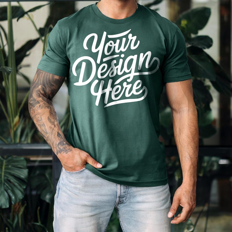 K&ouml;nnte beinhalten: Ein dunkelgr&uuml;nes T-Shirt mit dem Text "Your Design Here" in wei&szlig;en Buchstaben. Das Shirt ist aus weichem, bequemem Material und hat eine lockere Passform.