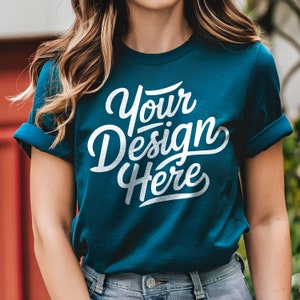 Könnte beinhalten: Ein blaues T-Shirt mit dem Text "Your Design Here" in weißen Buchstaben.