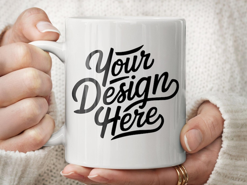 Peut inclure: Une tasse en c&eacute;ramique blanche avec un motif noir qui dit "Your Design Here" dans une police stylis&eacute;e.