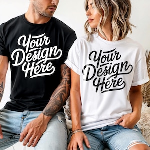 Può includere: Due persone indossano magliette nere e bianche con il testo "Your Design Here" in un font stilizzato.