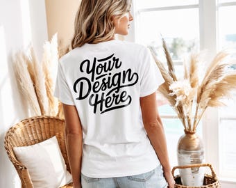 Könnte beinhalten: Weißes T-Shirt mit dem Text "Your Design Here" auf der Rückseite in Schwarz.