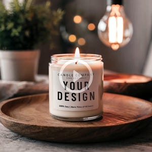 Puede incluir: Una vela de soja blanca en un tarro de vidrio transparente con una etiqueta blanca que dice "CANDLE COMPANY TYPE OF CANDLE YOUR DESIGN 100% Soy | Burn Time of 40 hours".
