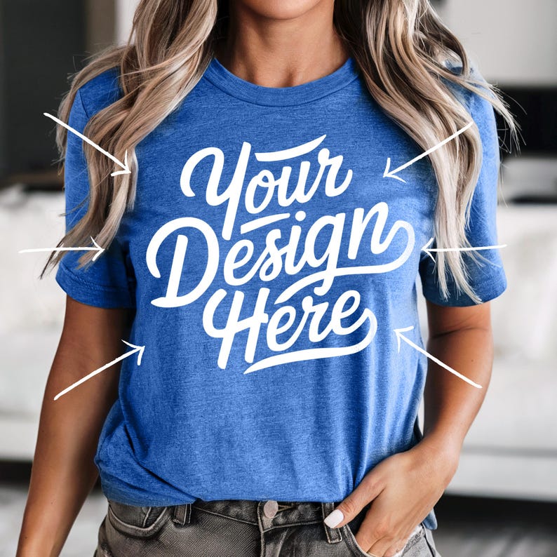 Peut inclure: Un t-shirt bleu royal avec le texte "Your Design Here" en lettres cursives blanches.