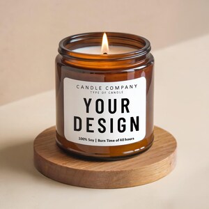 Peut inclure: Un bocal en verre brun contenant une bougie avec une étiquette blanche sur laquelle est inscrit "CANDLE COMPANY TYPE OF CANDLE YOUR DESIGN 100% Soy | Burn Time of 40 hours". La bougie est allumée et la flamme est visible.