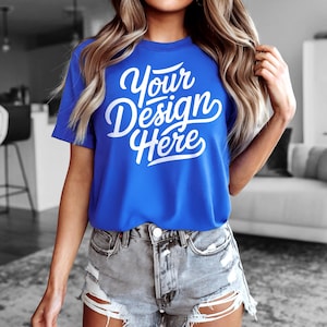 Peut inclure: Un t-shirt bleu royal avec le texte "Your Design Here" en lettres blanches.