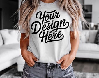 Könnte beinhalten: Ein weißes T-Shirt mit dem Text "Your Design Here" in schwarzer Schrift.