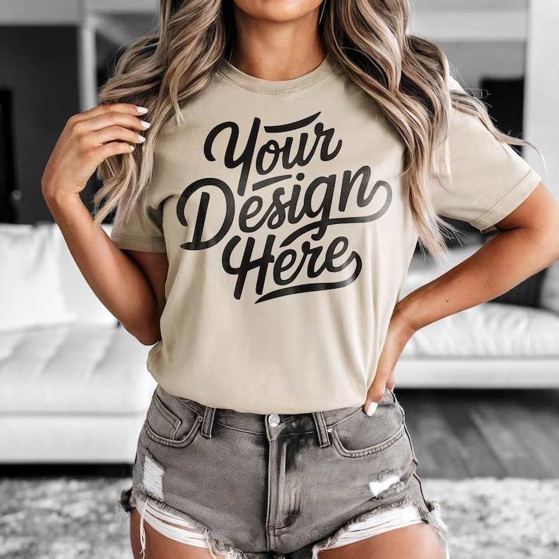 Peut inclure: Un t-shirt beige &agrave; manches courtes avec un motif noir qui dit "Your Design Here".