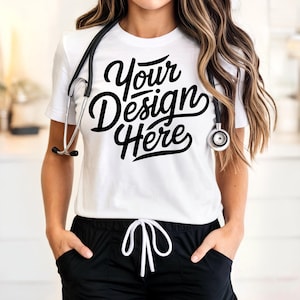 Peut inclure: T-shirt blanc avec le texte "Your Design Here" en &eacute;criture noire. La personne porte un short noir avec un cordon de serrage blanc et un st&eacute;thoscope autour du cou. L'arri&egrave;re-plan est flou.