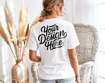 Könnte beinhalten: Weißes T-Shirt mit dem Text "Your Design Here" auf der Rückseite in Schwarz.