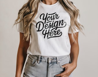 Könnte beinhalten: Ein weißes T-Shirt mit kurzen Ärmeln und einem schwarzen Aufdruck mit der Aufschrift "Your Design Here".