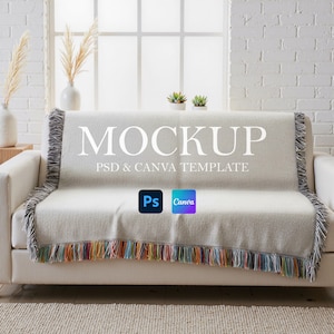 Pode incluir: Uma manta de cor clara com franjas coloridas está sobre um sofá branco. A manta tem a palavra "MOCKUP" impressa, juntamente com "PSD & CANVA TEMPLATE" e os logotipos do Photoshop e Canva.