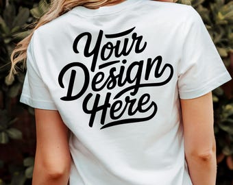 Könnte beinhalten: Weißes T-Shirt mit dem Text "Your Design Here" auf der Rückseite in Schwarz gedruckt.