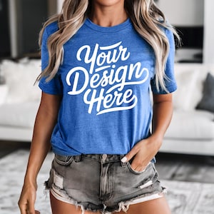 Pode incluir: Uma camiseta azul royal de manga curta com um gráfico branco que diz "Your Design Here".