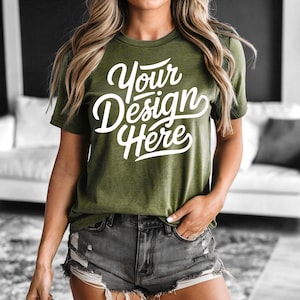 Peut inclure: Un t-shirt vert avec le texte "Your Design Here" en lettres blanches.