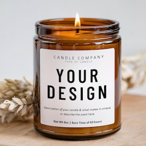 Könnte beinhalten: Ein braunes Glasgefäß mit einer Kerze und einem weißen Etikett. Das Etikett lautet "CANDLE COMPANY TYPE OF CANDLE YOUR DESIGN Description of your candle & what makes it unique, or describe the scent here. Net Wt 8oz | Burn Time of 40 hours".