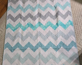 Baby/Toddler Quilt, 58x46, teal and white zig zag