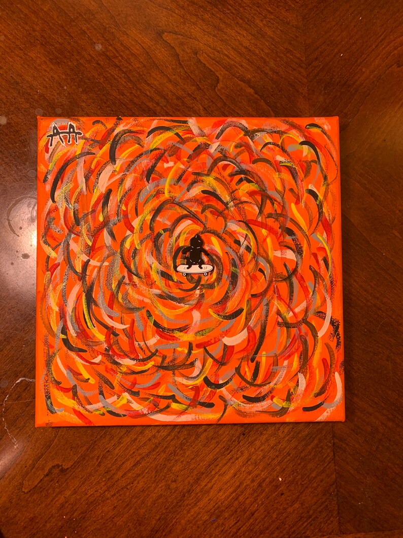 K&ouml;nnte beinhalten: Abstraktes Gem&auml;lde auf Leinwand mit einer schwarzen Figur auf einem Skateboard in der Mitte. Der Hintergrund ist ein wirbelnder Mix aus orange, gelb, rot, schwarz und grau.