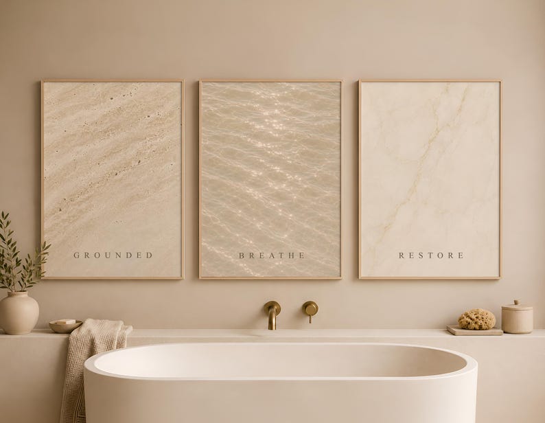 Puede incluir: Tres l&aacute;minas rectangulares en marcos de madera clara con texturas beige y las palabras GROUNDED, BREATHE y RESTORE. La l&aacute;mina de la izquierda muestra piedra, la central ondas de agua y la de la derecha patrones de m&aacute;rmol.