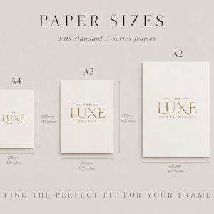 Puede incluir: Una tabla titulada PAPER SIZES que muestra las dimensiones de papel A4, A3 y A2 en mil&iacute;metros y pulgadas. Cada tama&ntilde;o incluye el texto dorado THE LUXE STUDIO. Las dimensiones son 210mm por 297mm, 297mm por 420mm y 420mm por 594mm.