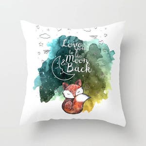 Può includere: Cuscino bianco con un design ad acquerello su sfondo verde, blu e giallo con una volpe e una luna crescente. Il testo "Love you to the moon & back" è scritto in nero.
