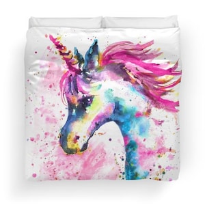 Pode incluir: Uma pintura em aquarela de um unicórnio com uma crina e cauda rosa. O unicórnio é pintado em tons de azul, verde e roxo, e o fundo é branco com respingos rosa.