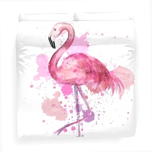Pode incluir: Um flamingo rosa com pescoço comprido e pernas longas está em um fundo branco com respingos de aquarela rosa.