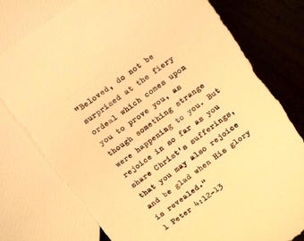 Nota mecanografiada a mano - Tarjeta con versículo bíblico de 1 Pedro 4:12-13 en papel de algodón dentado de 4x6 pulgadas.