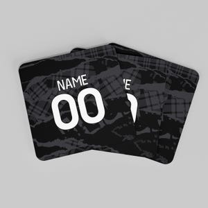 Personalisierteshäkeldecker Fußball 2024/25 Ausweichtrikot-Stil Untersetzer, 9 cm x 9 cm MDF Kork-Rückseite Fußballfangeschenk