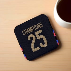 Kit alternativo estilo porta-copos das Lionesses da Inglaterra, campeãs da Euro 2025, 25 campeãs, 9 cm x 9 cm, MDF com fundo de cortiça, presente para torcedor de futebol feminino