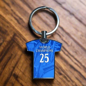Chelsea WORLD CHAMPIONS 25 Souvenir Home Kit Style Metal Football Shirt Keyring – Football Fan Gift