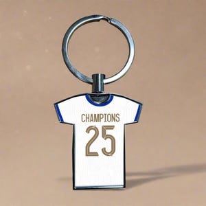 Chaveiro de metal estilo kit de camisa de futebol estilo lembrança para campeões da Euro 2025 da Inglaterra Lionesses - Presente para fãs de futebol feminino