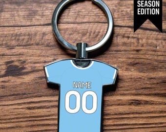 Personalised Man City Football 2025/26 Home Kit Style Metal Shirt Keyring – Fan Gift