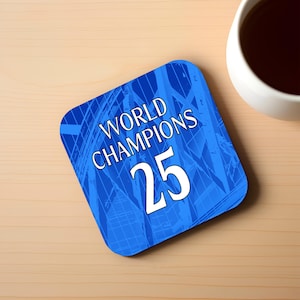 Schnürsenkel-Fußball WELTMEISTER 25 Untersetzer, 9 cm x 9 cm MDF Kork-Rückseite Fußballfan Geschenk