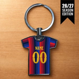 Gepersonaliseerde metalen sleutelhanger in de stijl van het thuistenue van Barcelona 2026/27 – cadeau voor fans