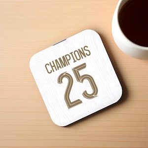 Kit de base para kit de casa das Lionesses da Inglaterra, campeãs da Euro 2025, 9 cm x 9 cm, MDF com fundo de cortiça, presente para fãs de futebol feminino