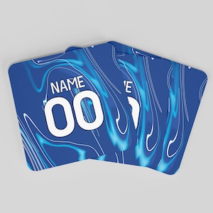 Personalisierteshäkel-Fußball 2024/25 Heimtrikot-Stil Untersetzer, 9 cm x 9 cm MDF Kork-Rückseite Fußballfangeschenk