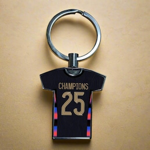 Chaveiro de metal estilo kit alternativo para camisa de futebol estilo lembrança dos vencedores do Euro 2025 das Lionesses da Inglaterra – Presente para fãs de futebol feminino